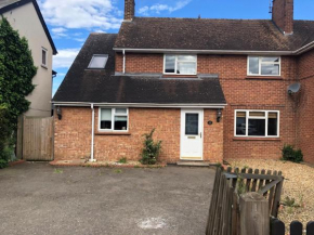 4 bedroom house walking distance to Silverstone C